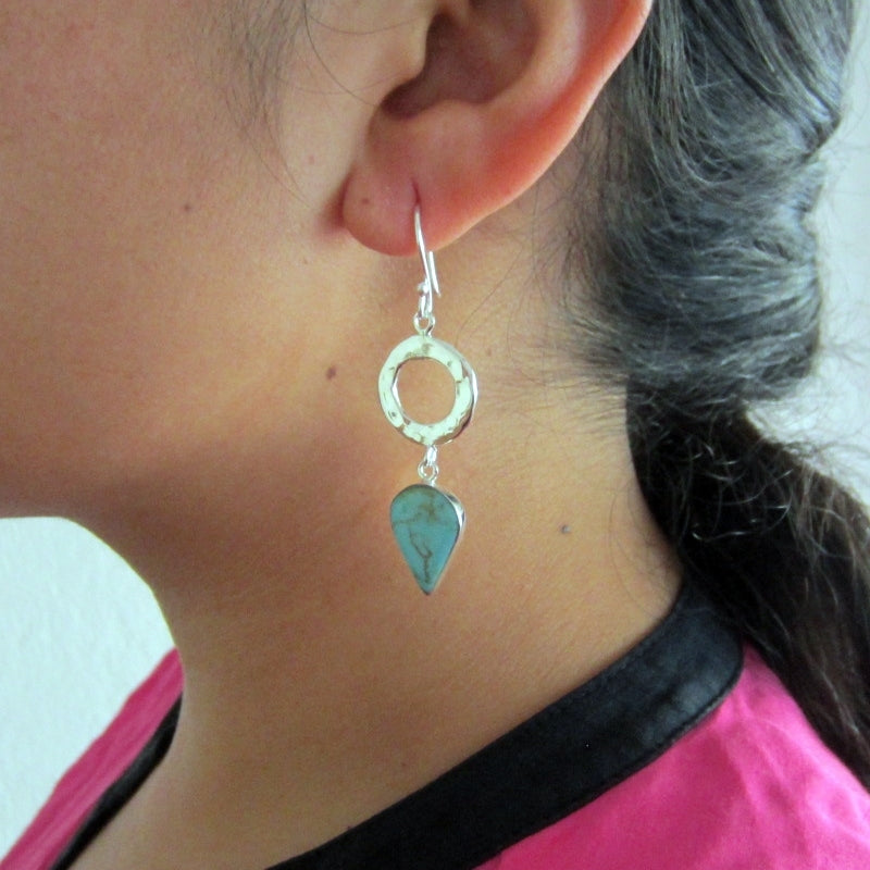 Aretes plateados punta lanza con piedra