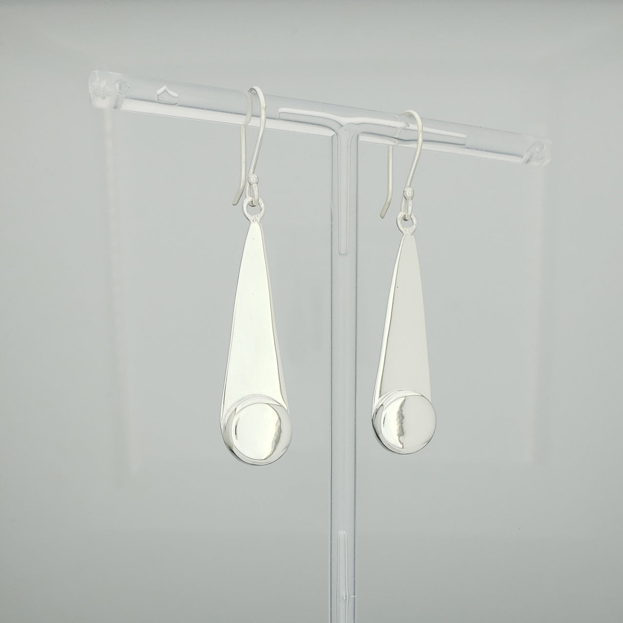 Arete plateado gota con circulo