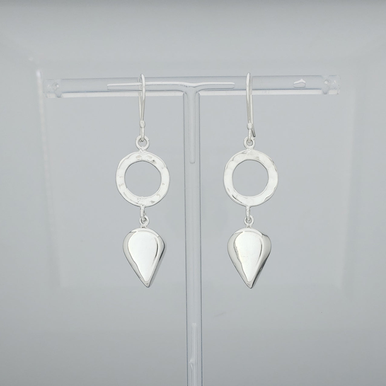 Arete plateado flecha