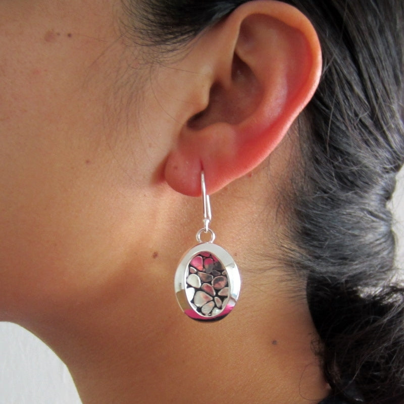 Aretes plateados textura empedrado