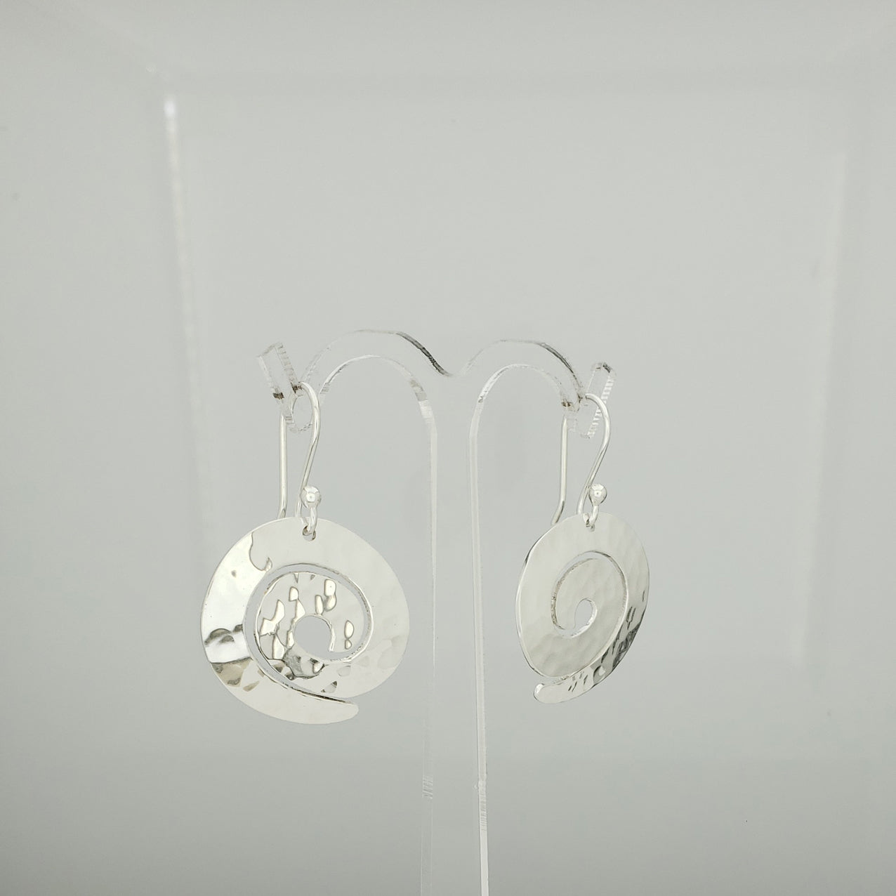 Arete plateado caracol martillado