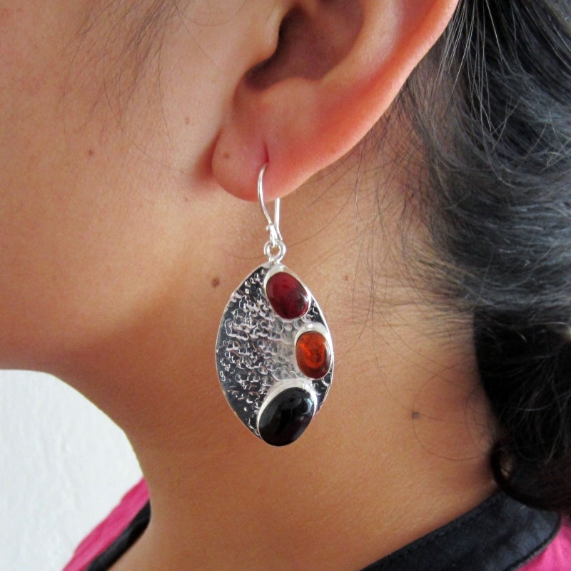 Aretes plateados con ámbar