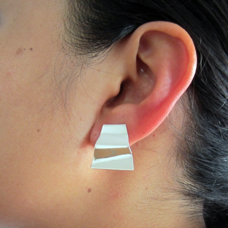 Aretes plateados pirámide ondulada