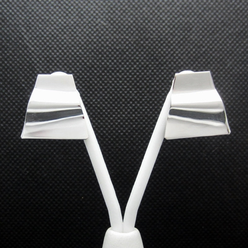 Aretes plateados pirámide ondulada