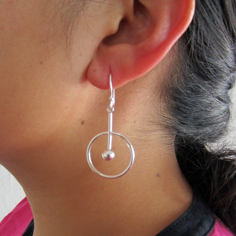 Aretes plateados Saturno pequeño