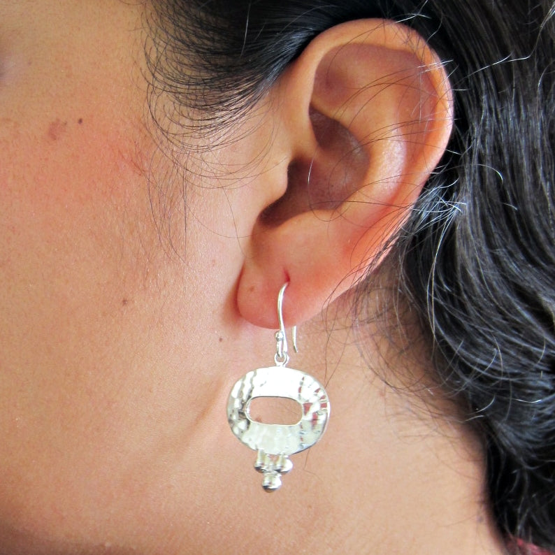 Aretes plateados sencillo maya