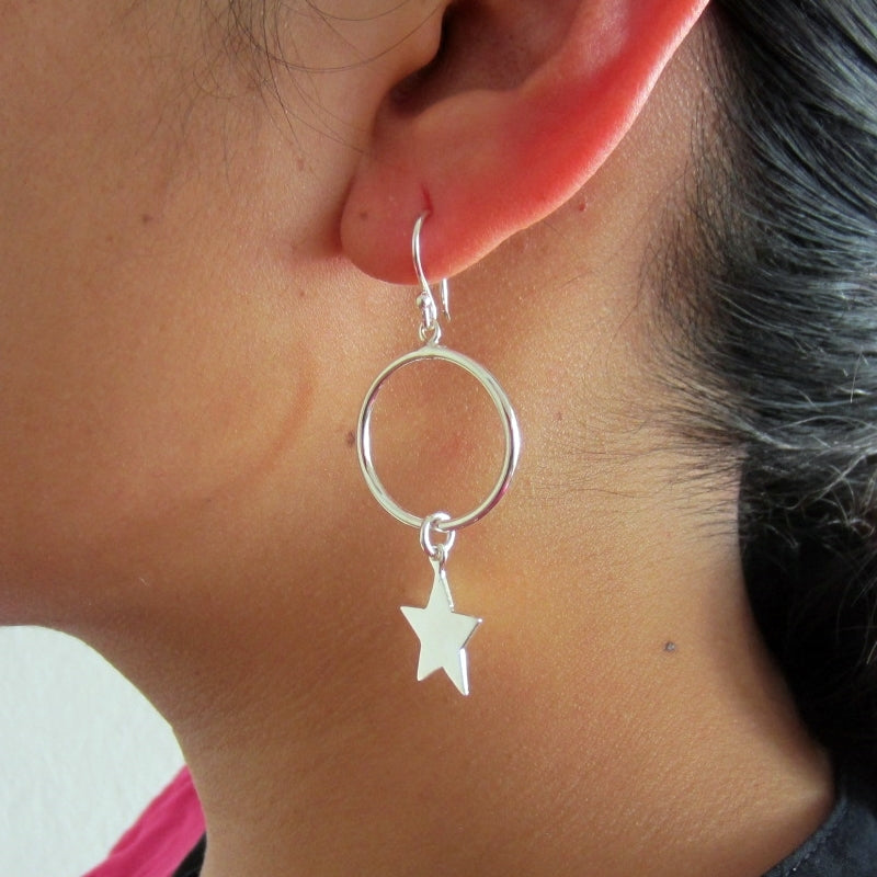 Aretes plateados asimétricos luna y estrella