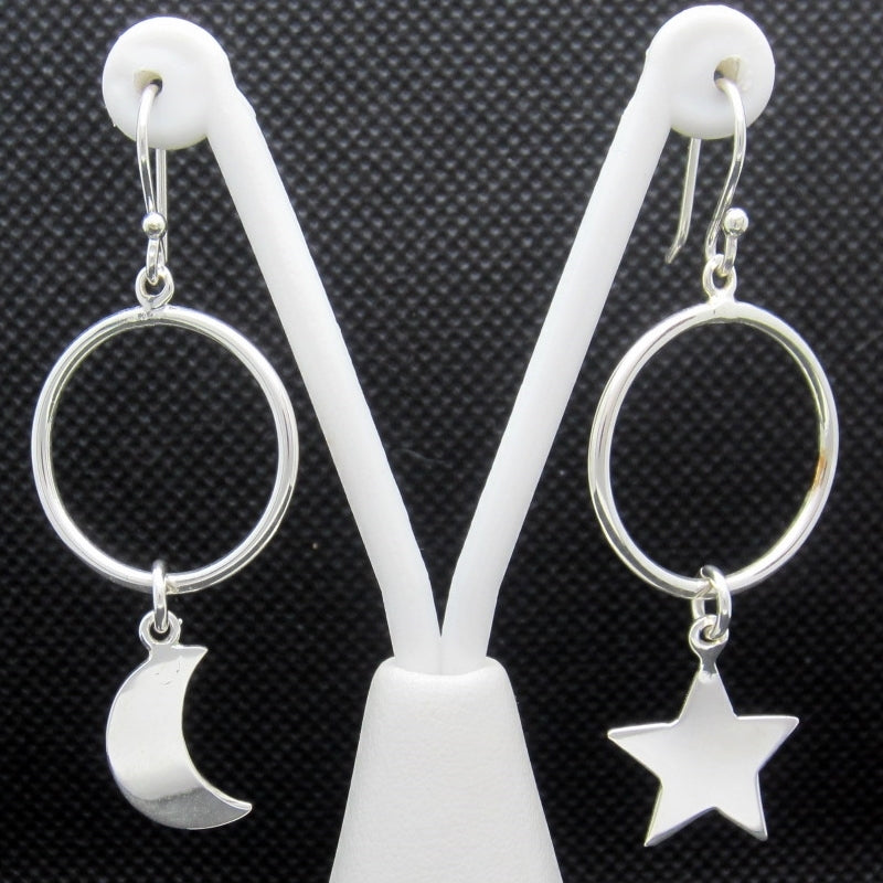 Aretes plateados asimétricos luna y estrella