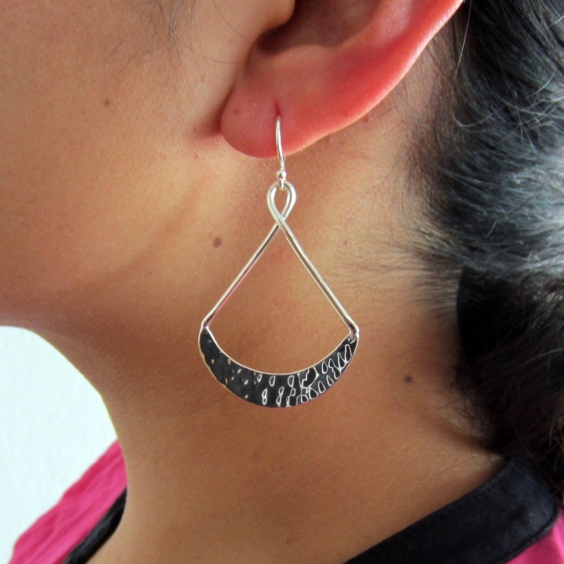 Aretes plateados columpio