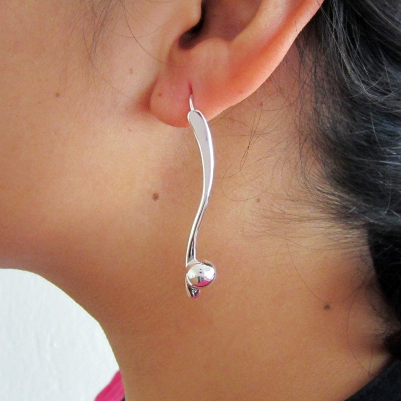 Aretes plateados gusanito