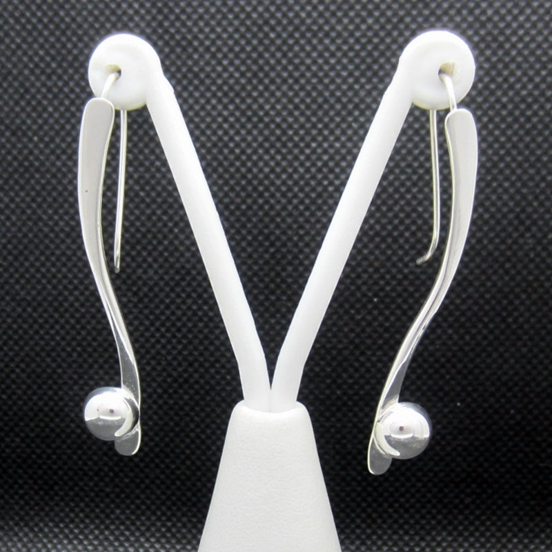 Aretes plateados gusanito