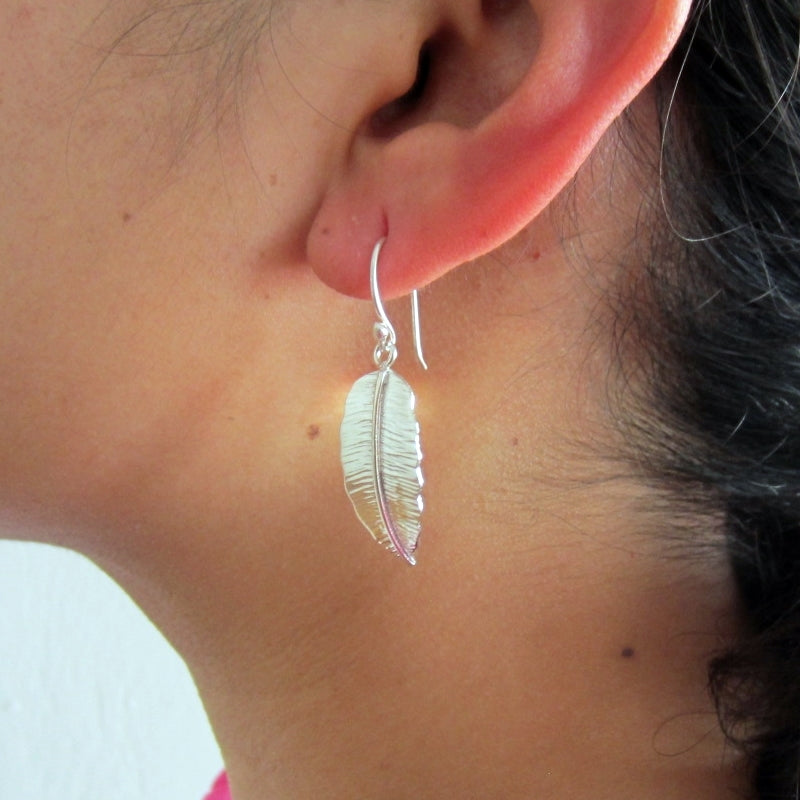 Aretes plateados hoja cincelada