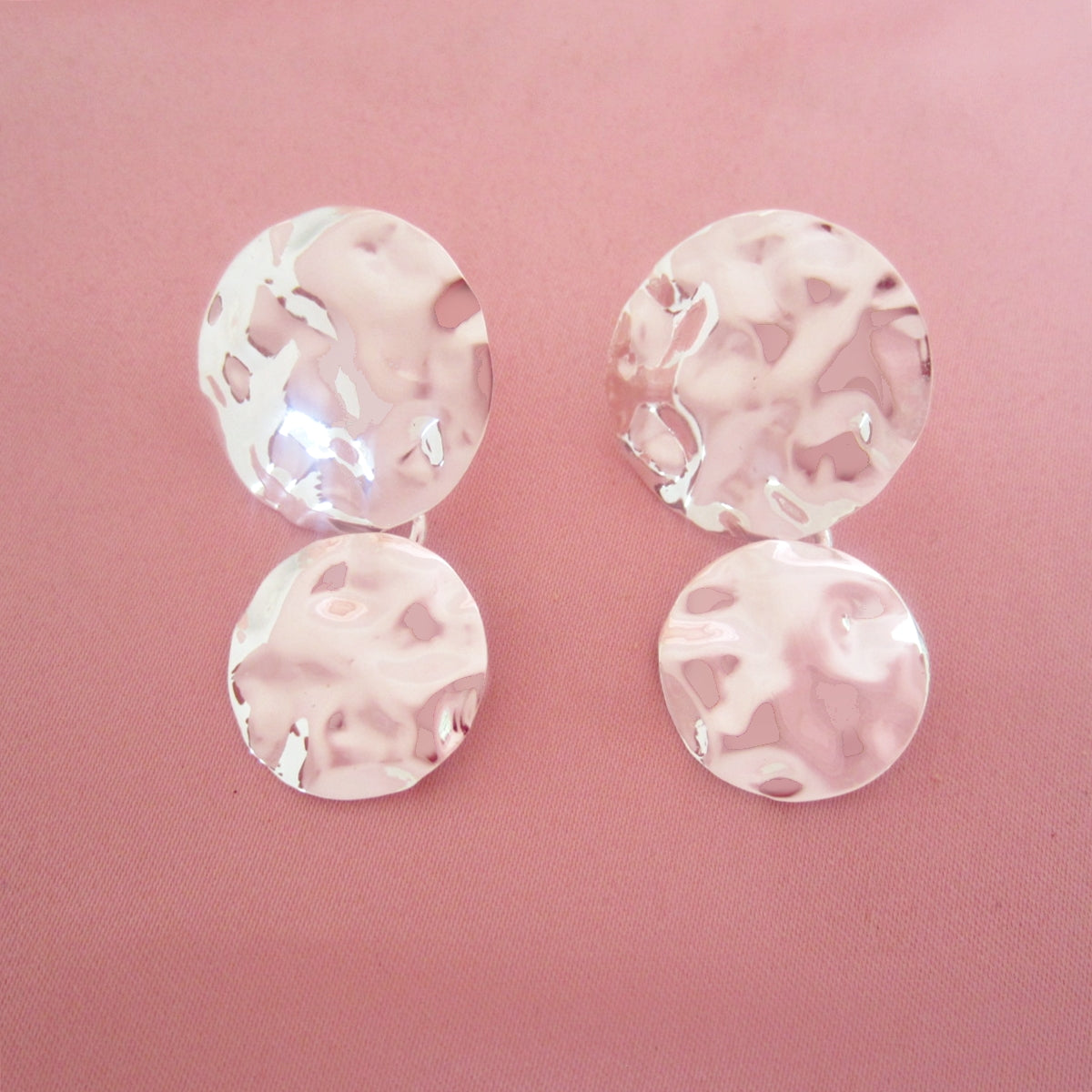 Arete plateado doble bombeado