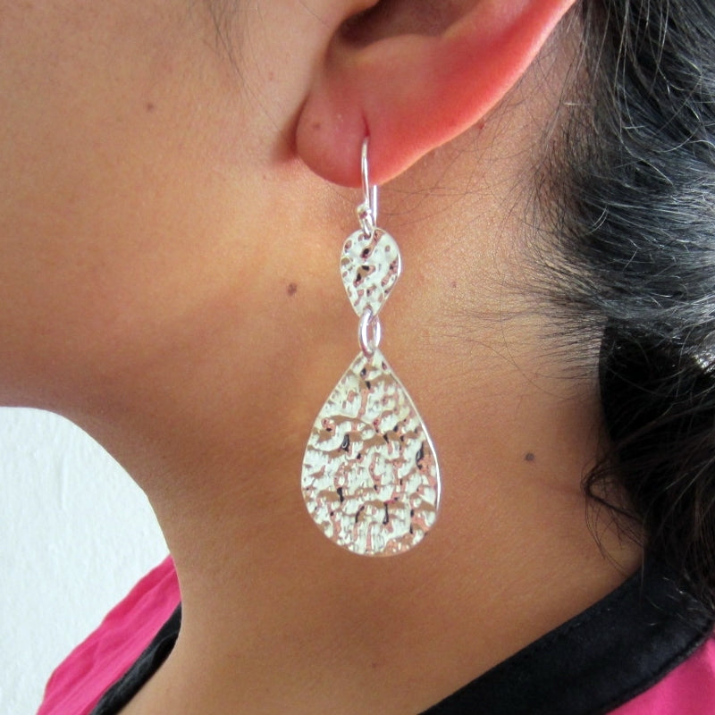Aretes plateados aztecas martillados