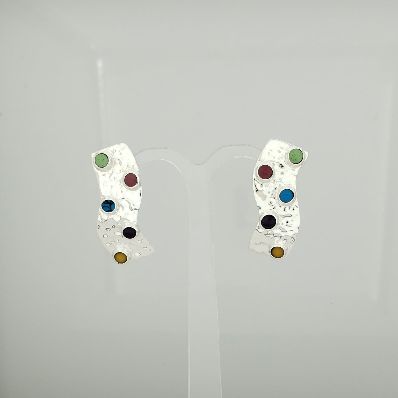 Arete plateado listón colorido