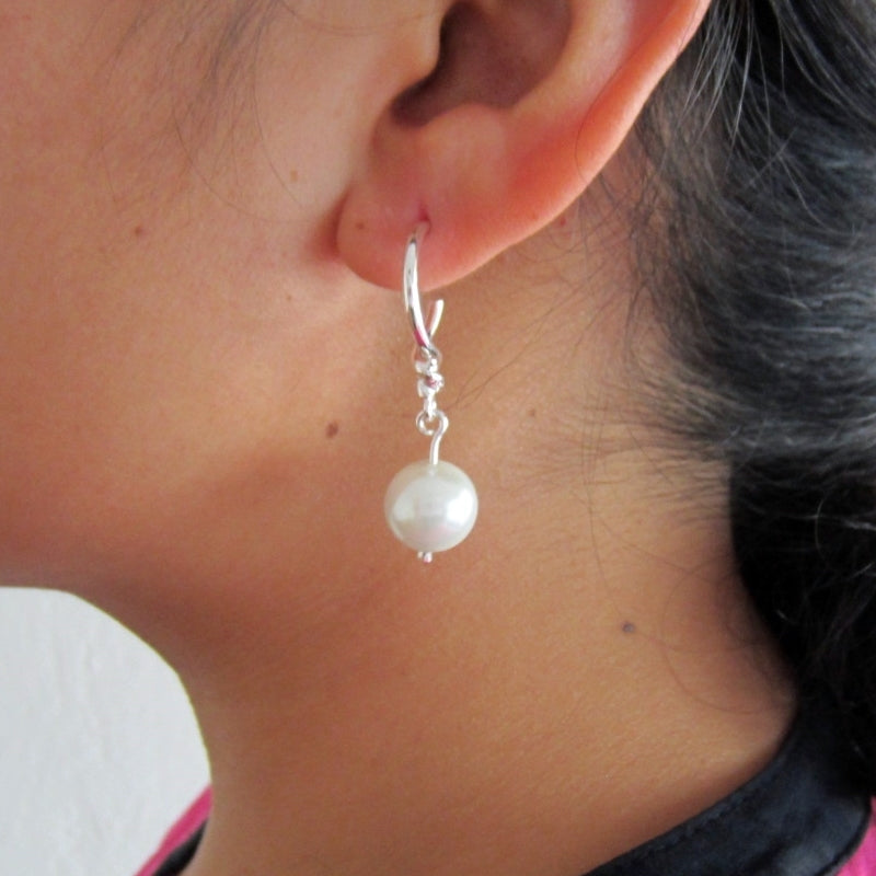 Arracada plateada con perla