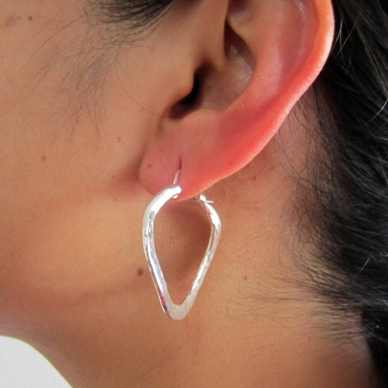 Arracada plateada ondulada