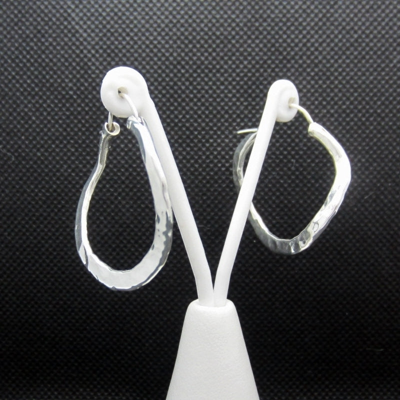 Arracada plateada ondulada