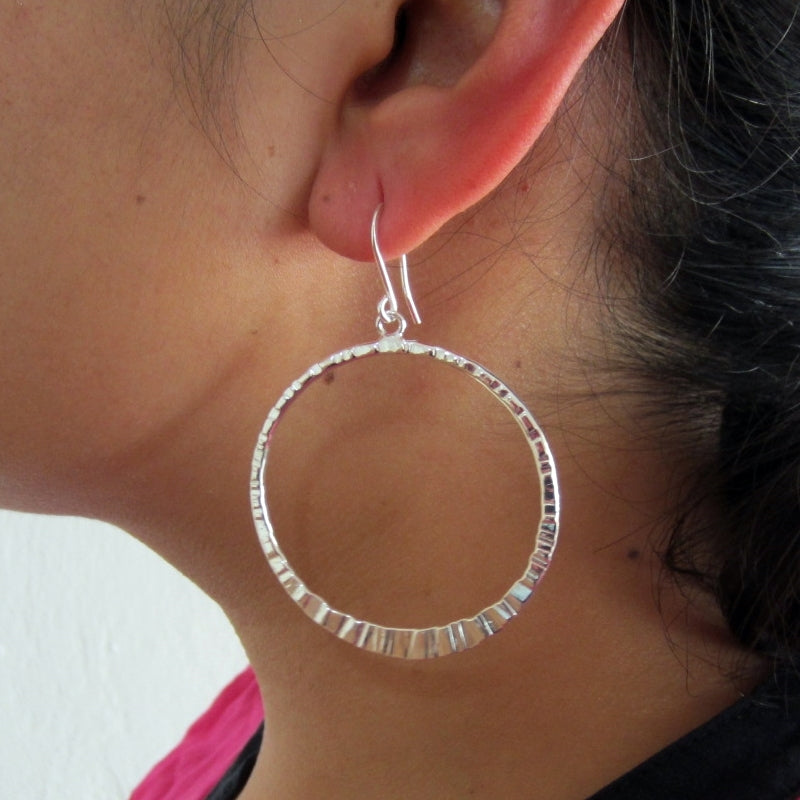 Aretes plateados aro con textura