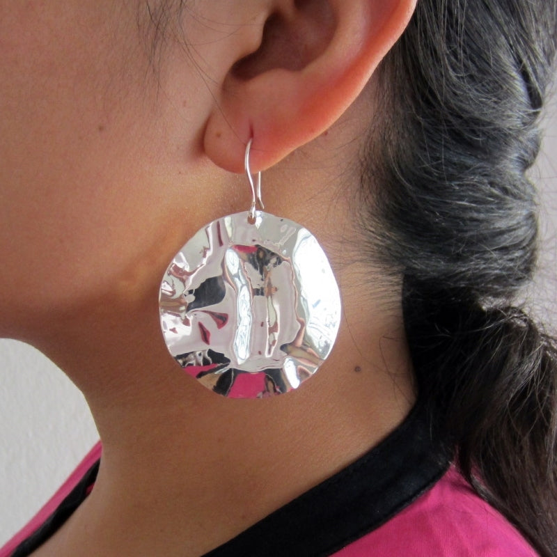 Aretes plateados maxi corrugados