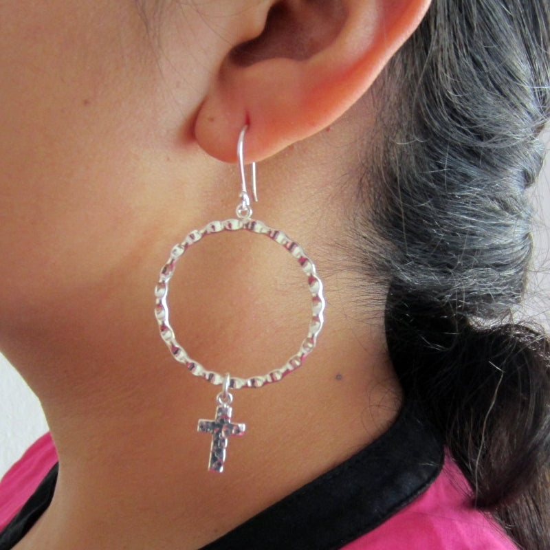 Aretes plateados aros cruz colgante