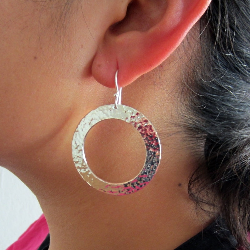 Aretes plateados aztecas sencillos