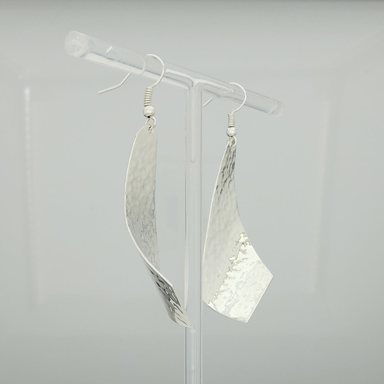 Arete plateado corbata martillada