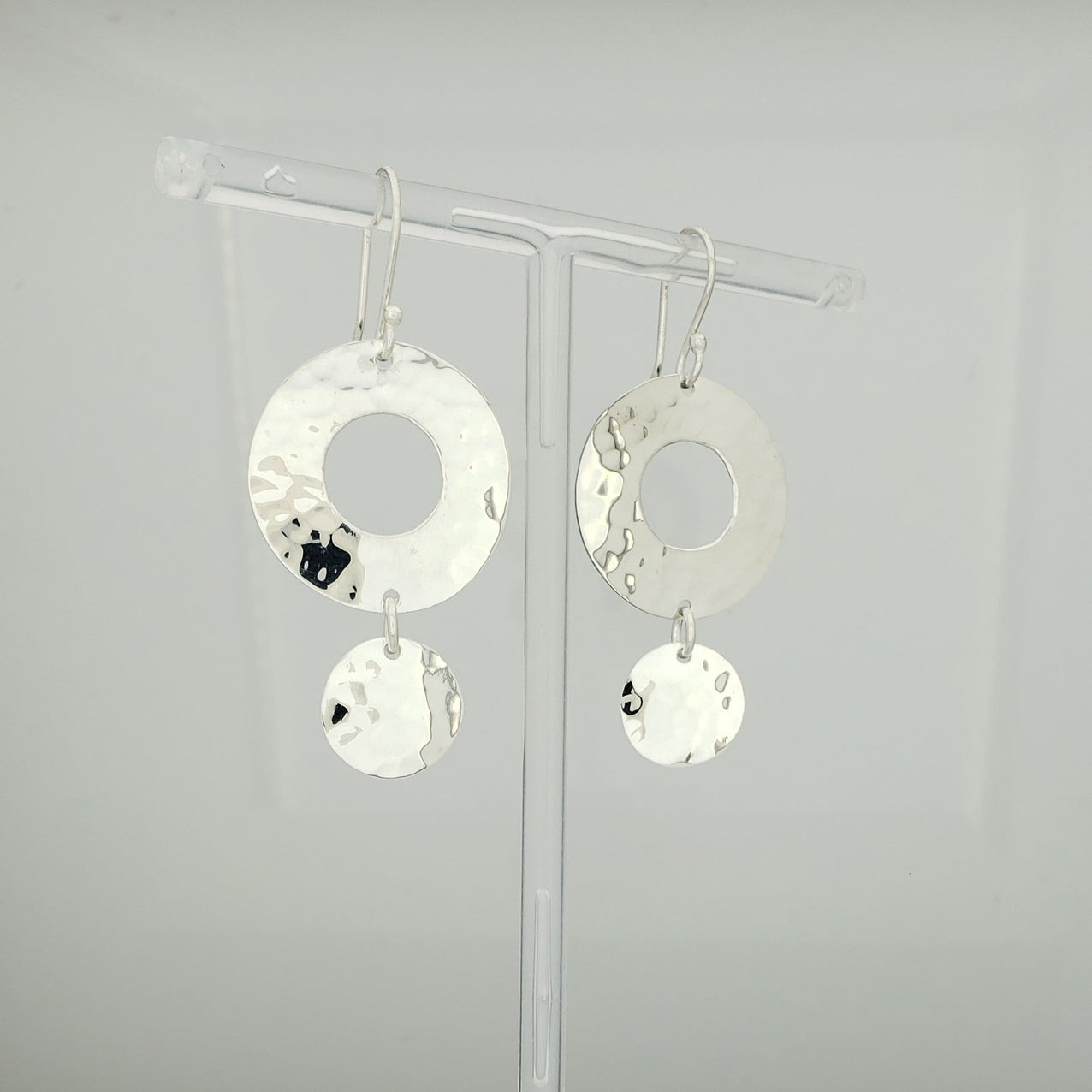 Arete plateado circulos