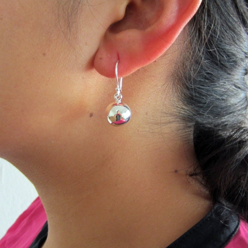 Aretes plateados bola lisa