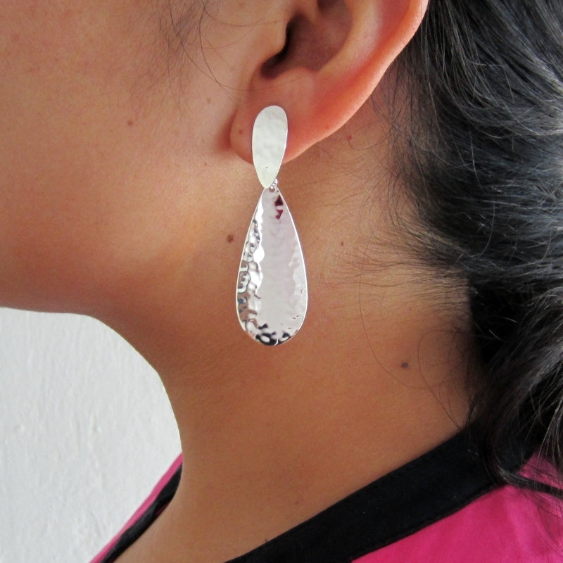 Aretes plateados lengua