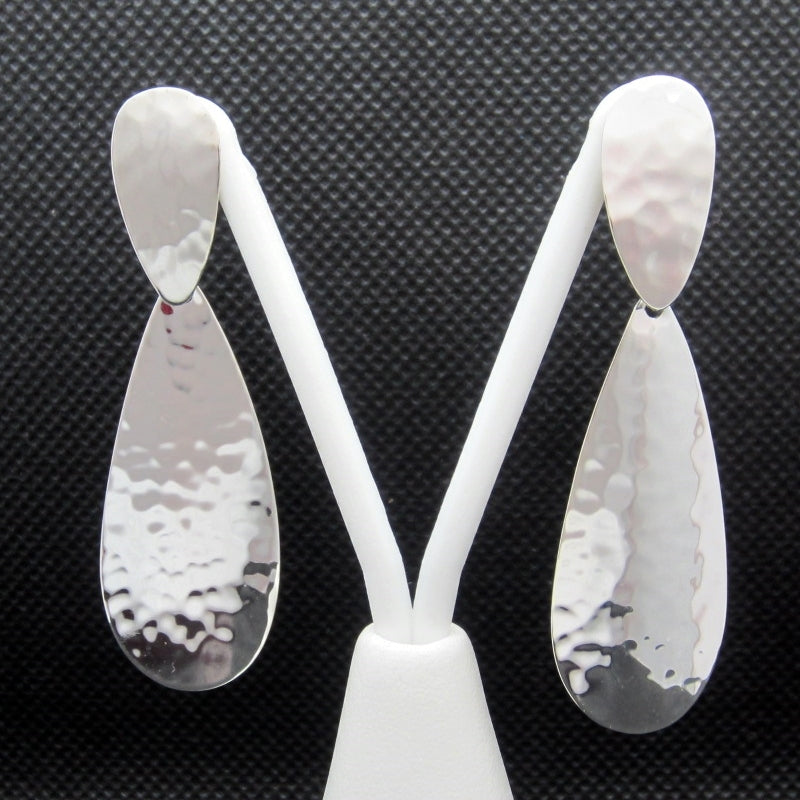 Aretes plateados lengua