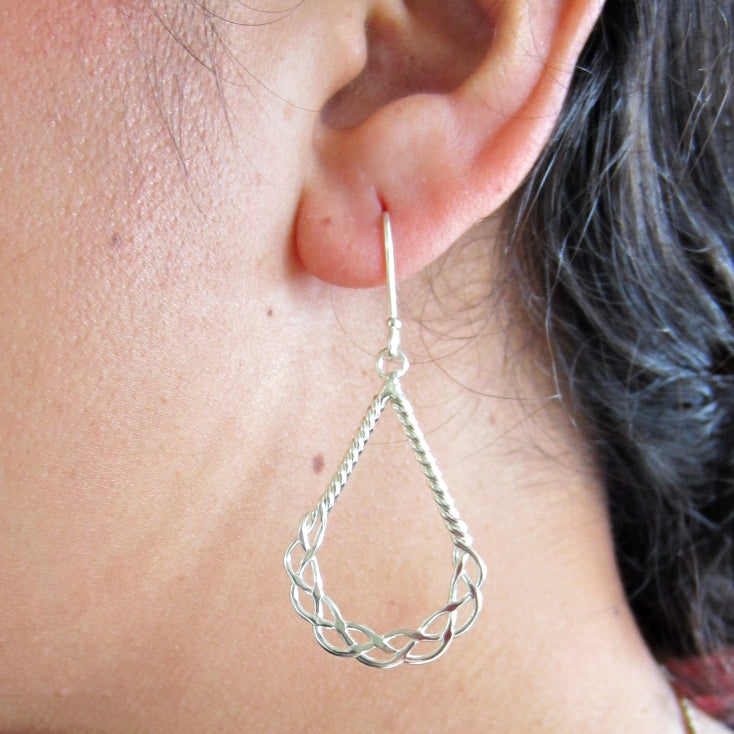 Aretes plateados canasta tejida