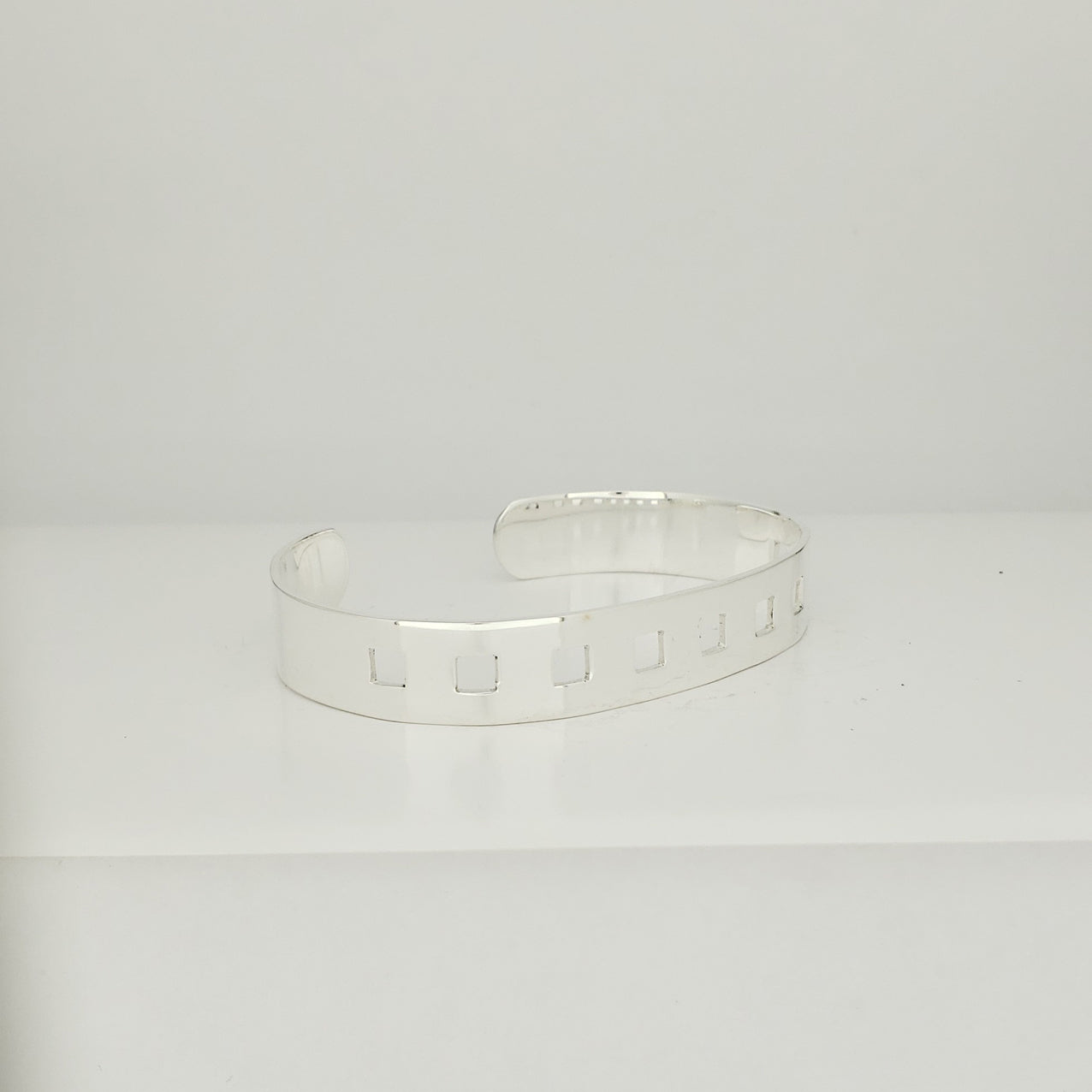 Brazalete plateado cuadros