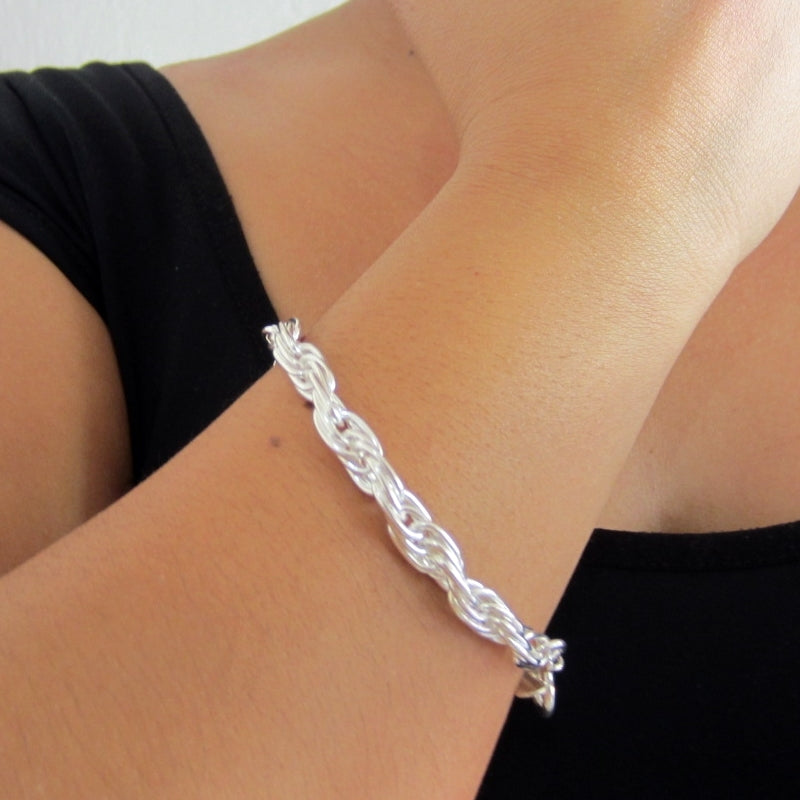 Pulsera plateada de lazo