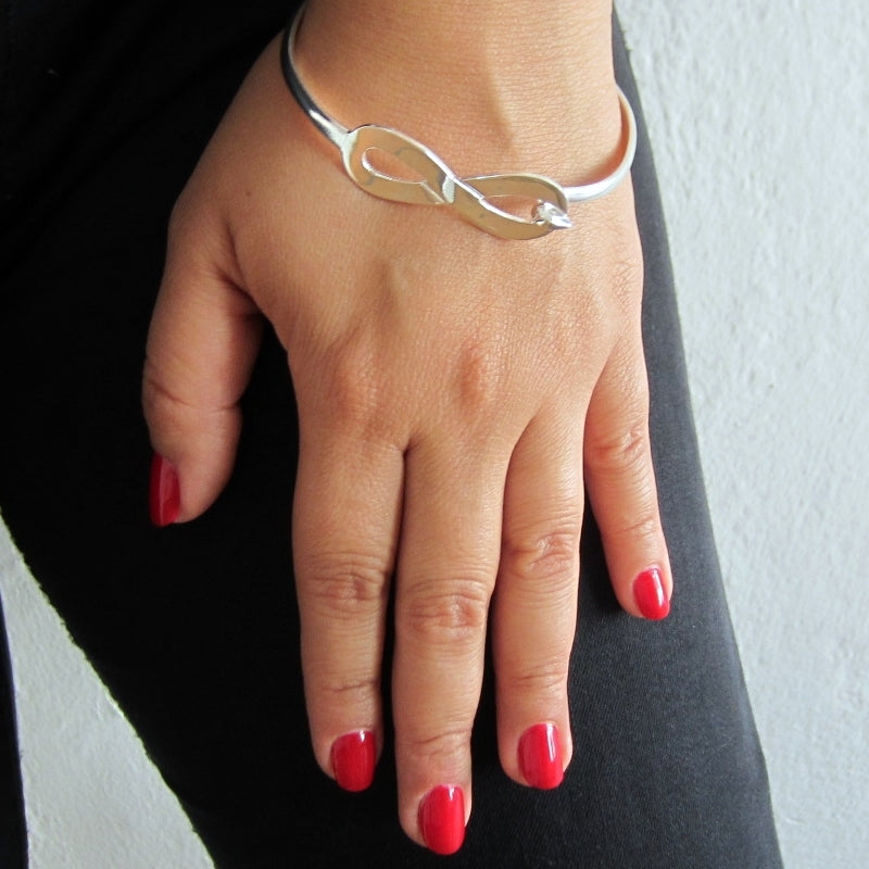 Brazalete plateado infinito