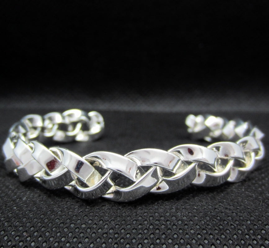 Brazalete plateado trenzado