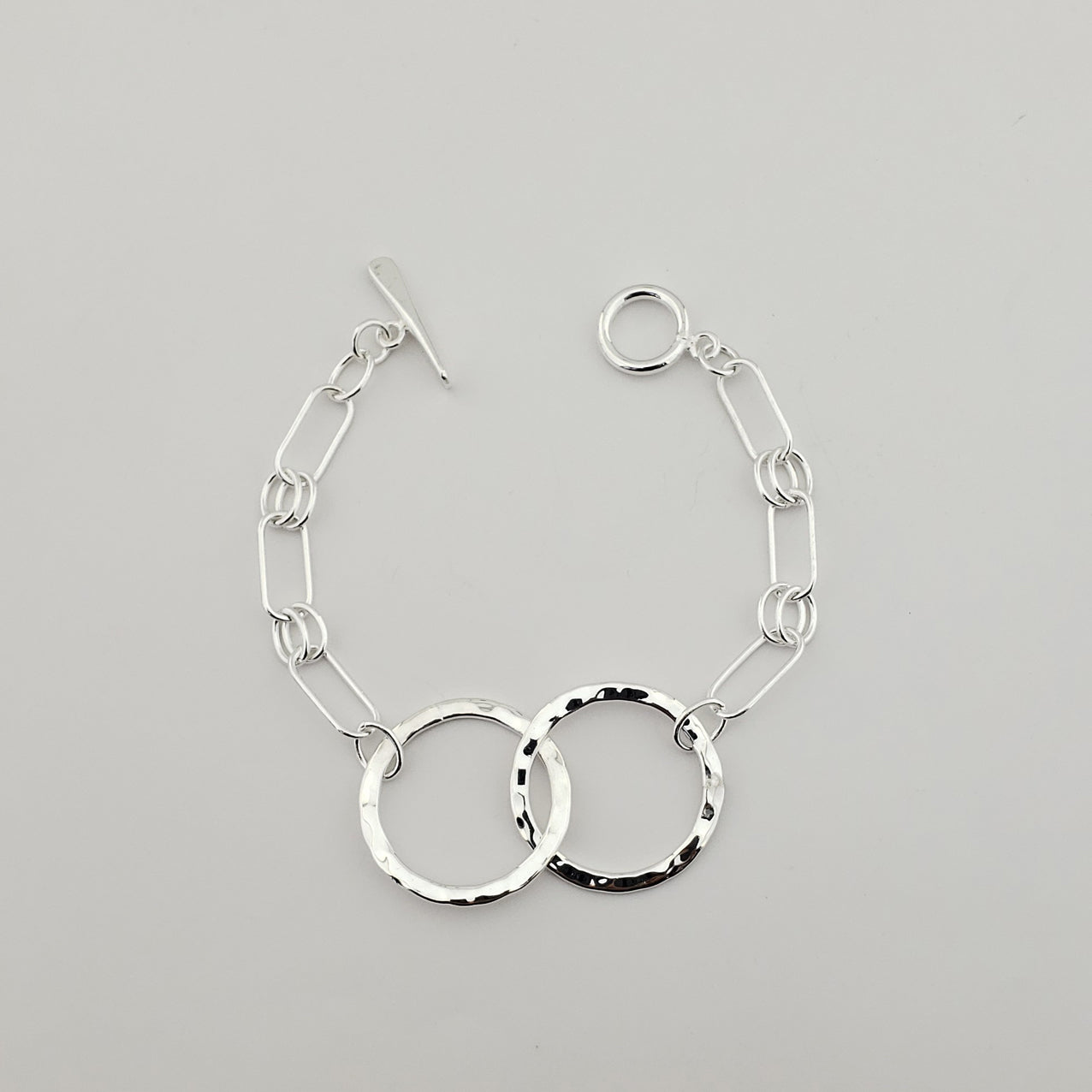 Pulsera plateada aros martillados