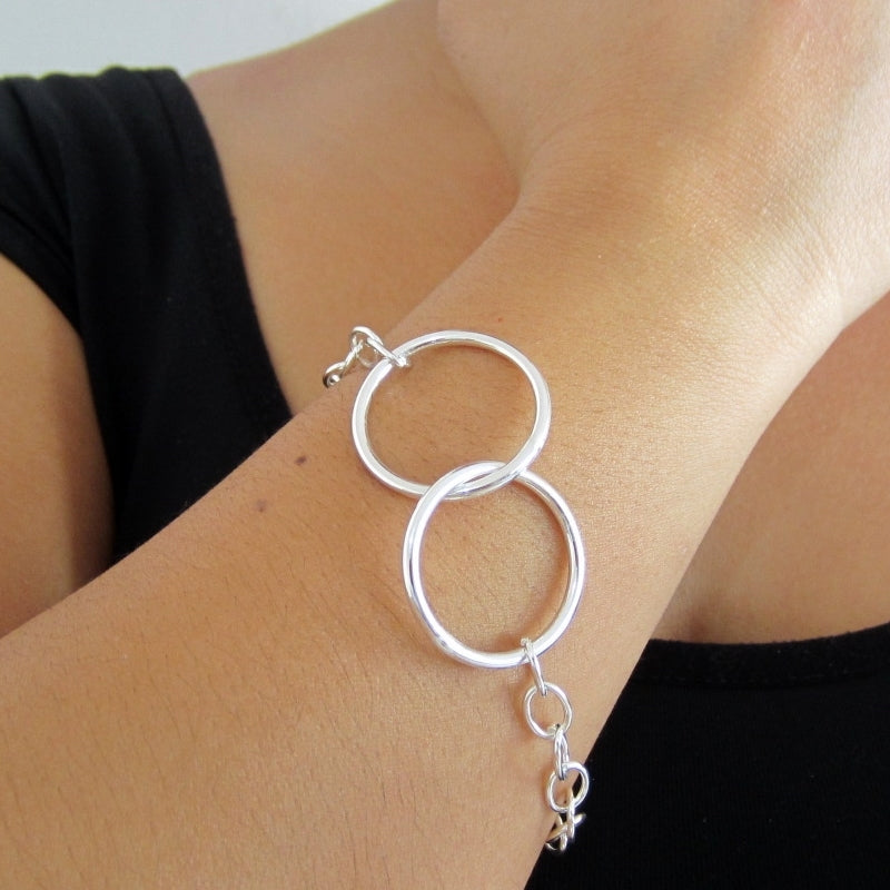 Pulsera plateada esposas