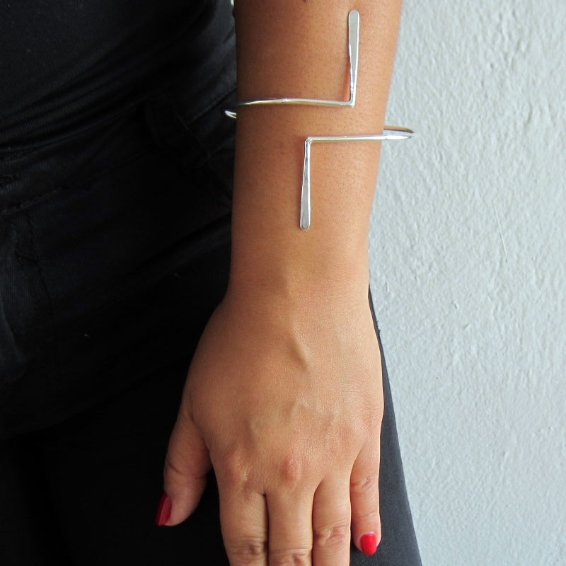 Brazalete plateado egipcio