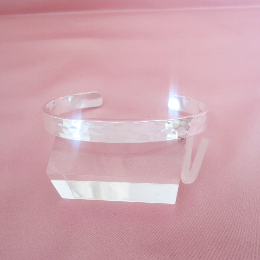 Brazalete plateado banda martillado