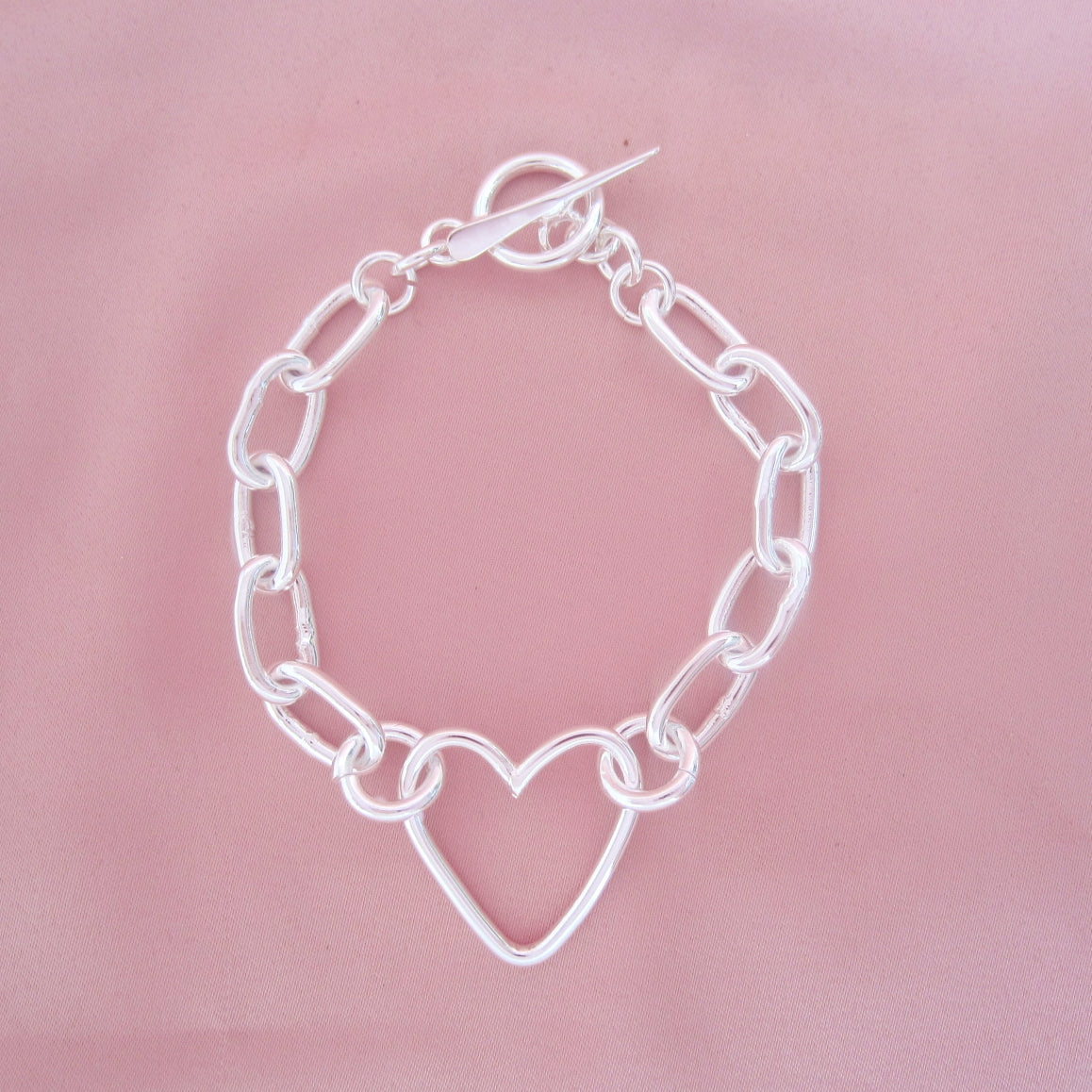 Pulsera plateada corazón silueta