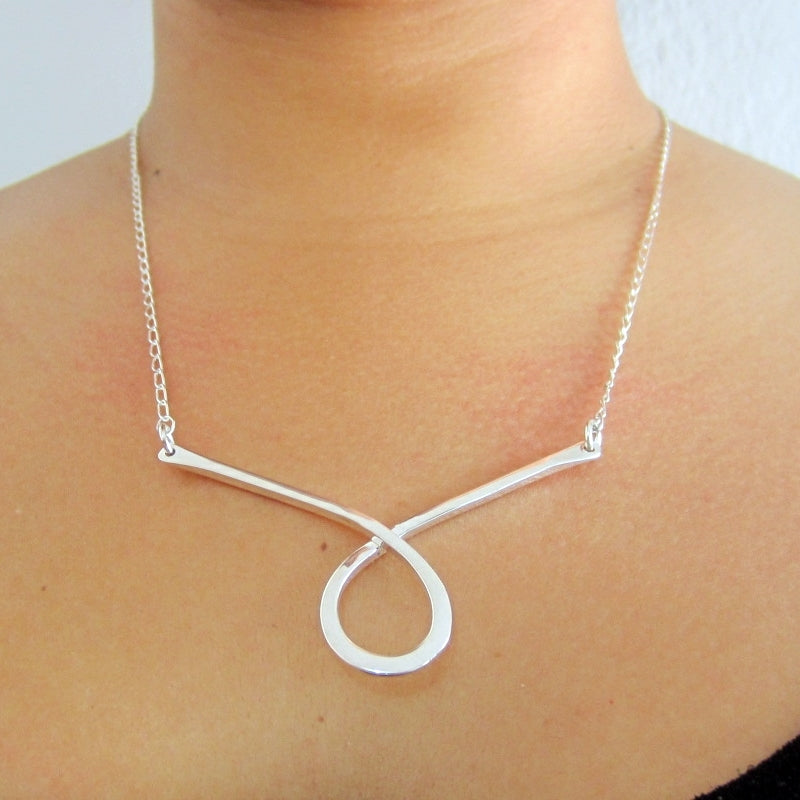 Collar plateado trapecista