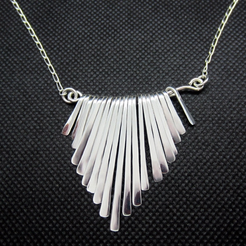 Collar plateado pechera azteca