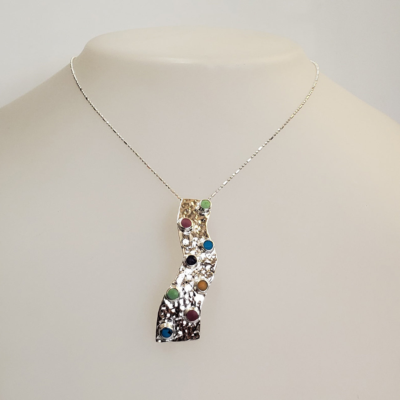 Dije plateado listón colorido