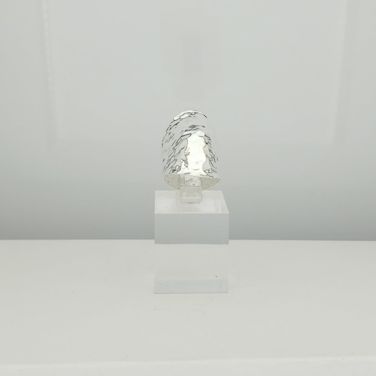 Anillo plateado dedo