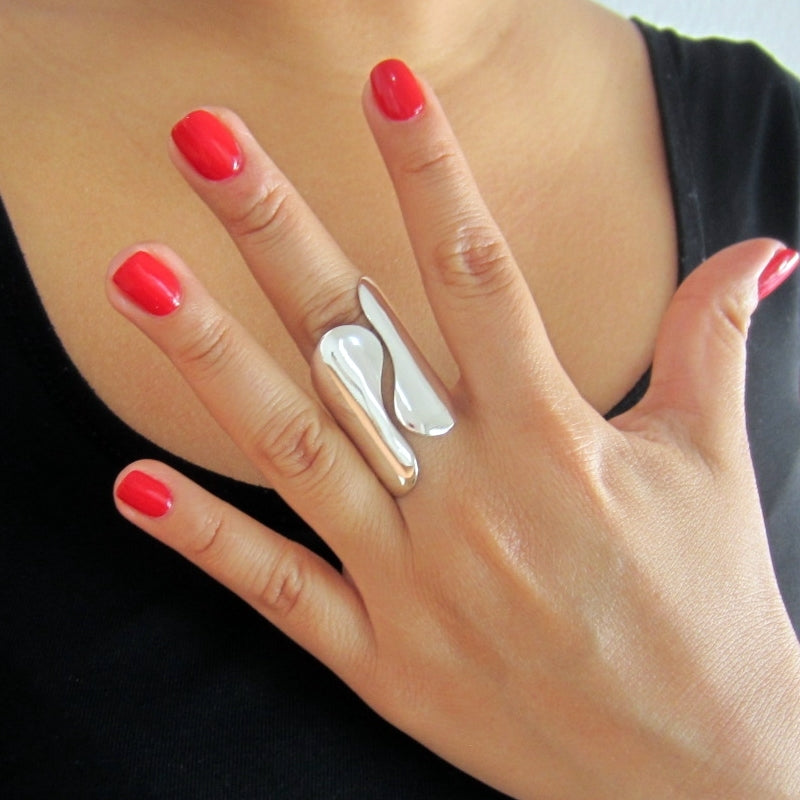 Anillo plateado psicodélico