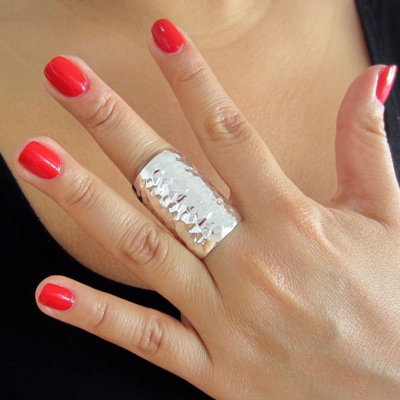 Anillo plateado pulgar martillado
