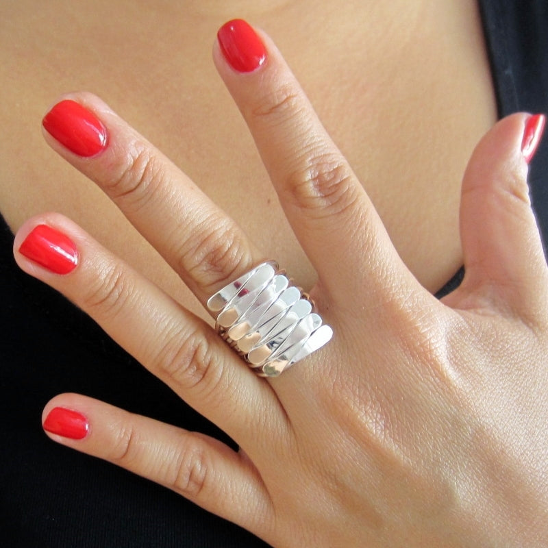 Anillo plateado dedos