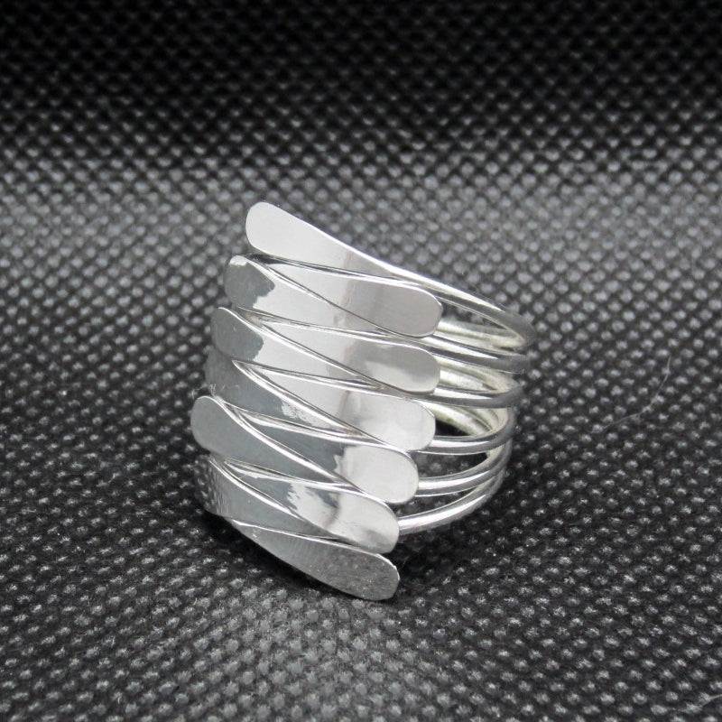 Anillo plateado dedos