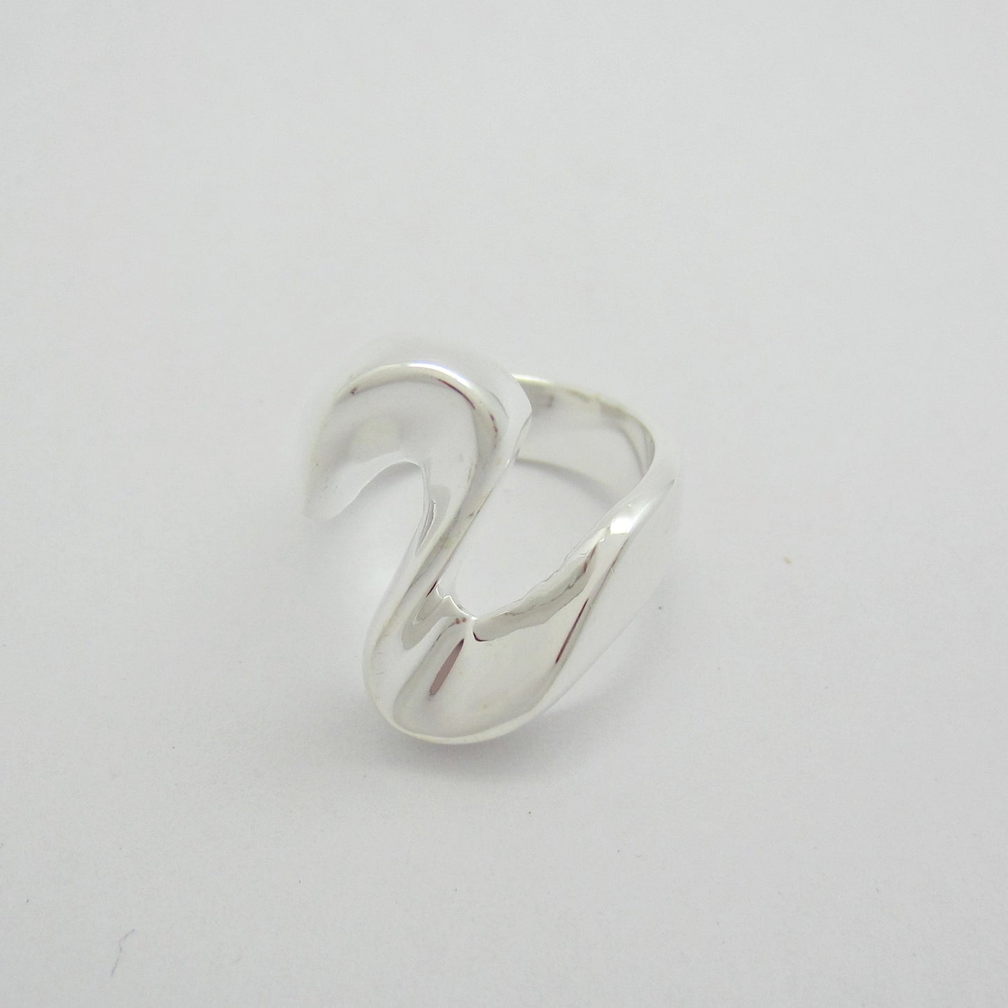 Anillo Plateado Vaciado Ondas
